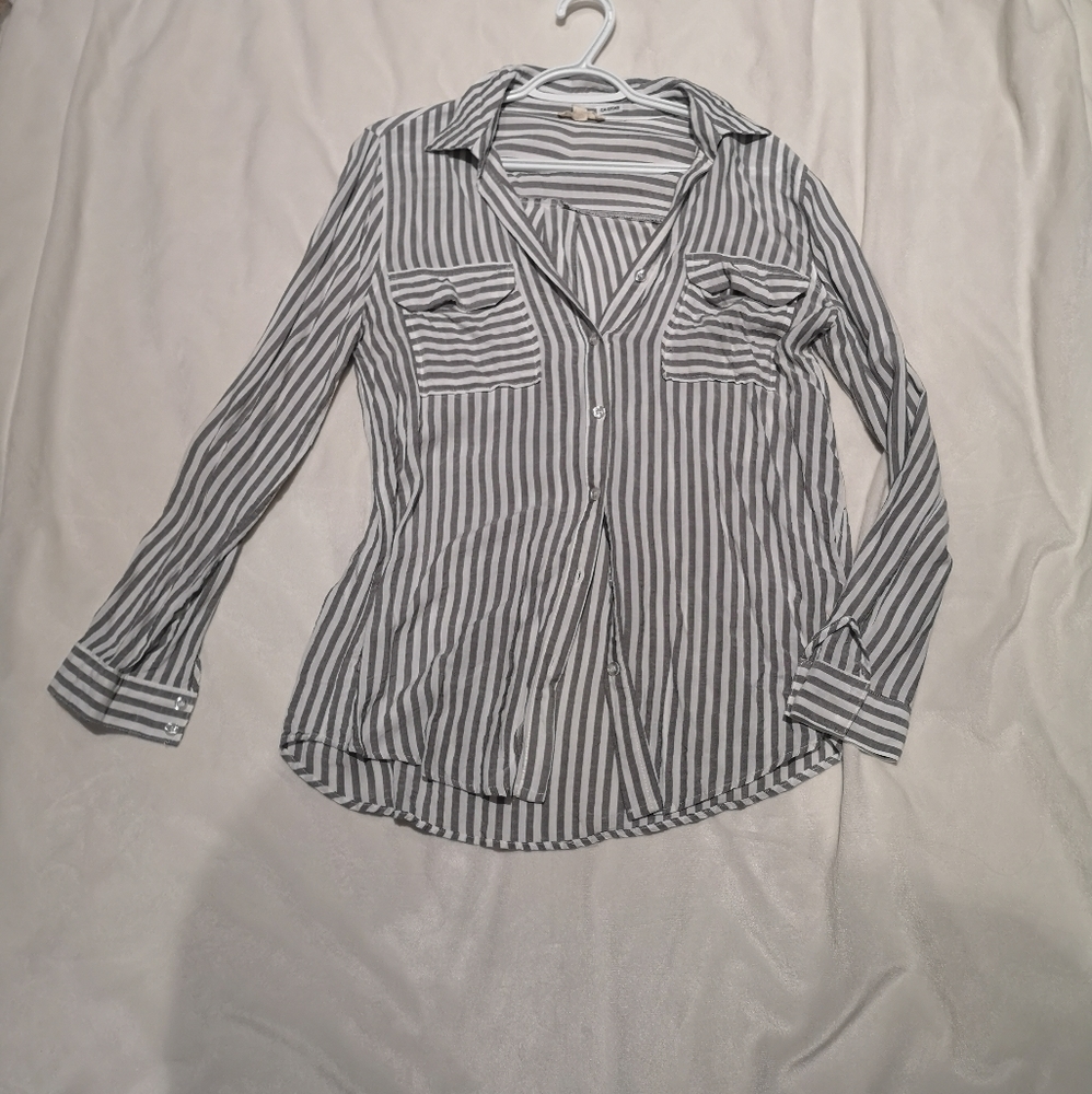 3/$25⭐Striped button shirt
